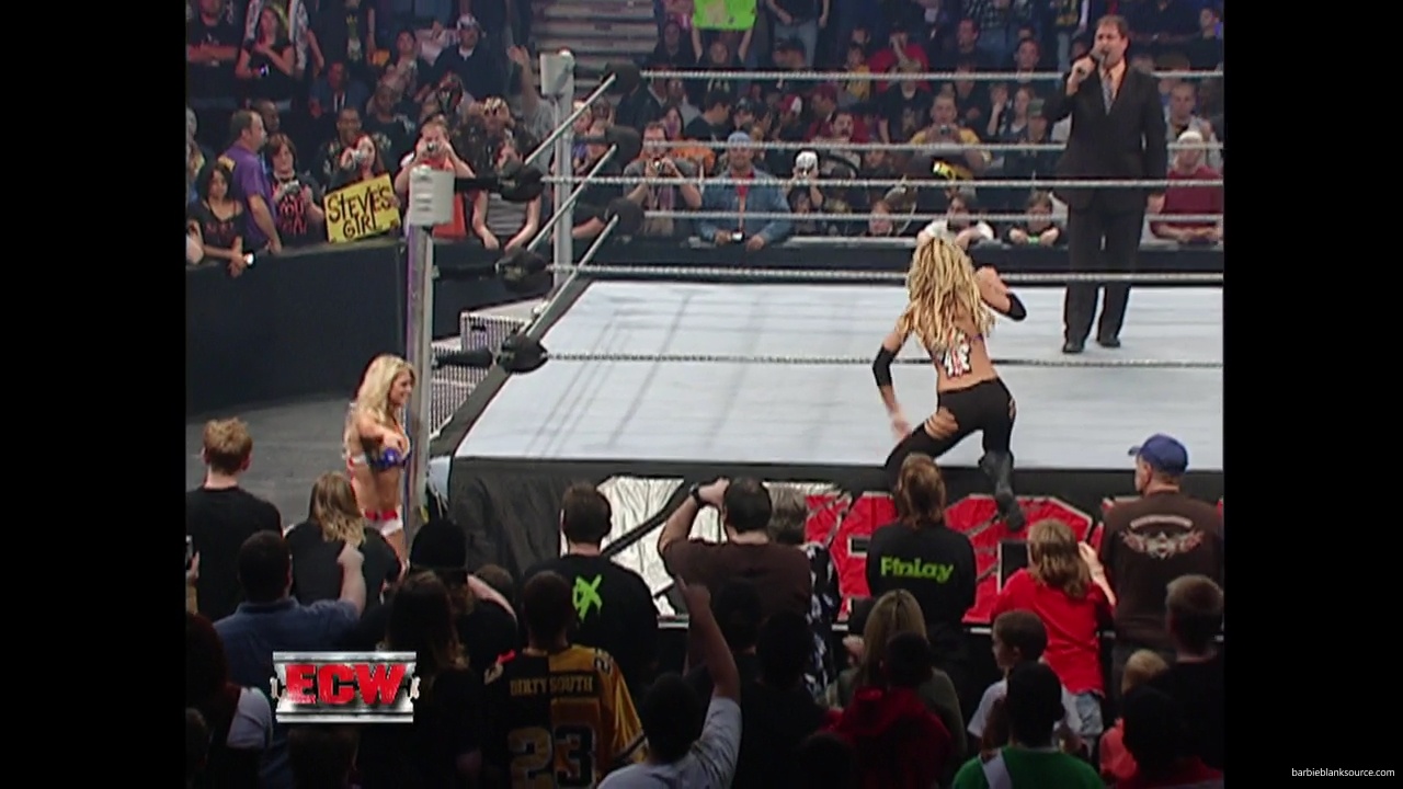 WWE_ECW_11_13_07_Kelly_Michelle_vs_Layla_Melina_mp41124.jpg