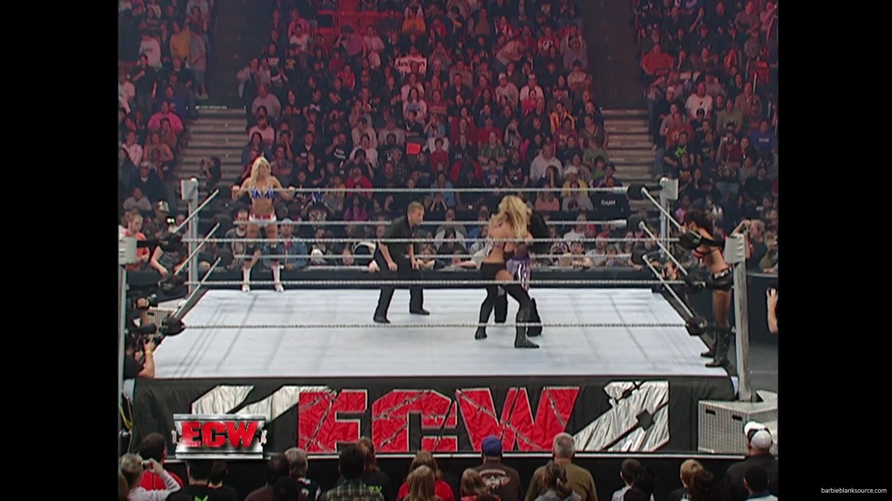 WWE_ECW_11_13_07_Kelly_Michelle_vs_Layla_Melina_mp41218.jpg