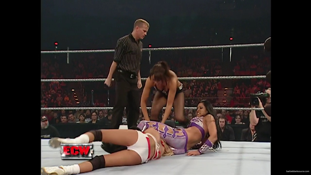 WWE_ECW_11_13_07_Kelly_Michelle_vs_Layla_Melina_mp41315.jpg