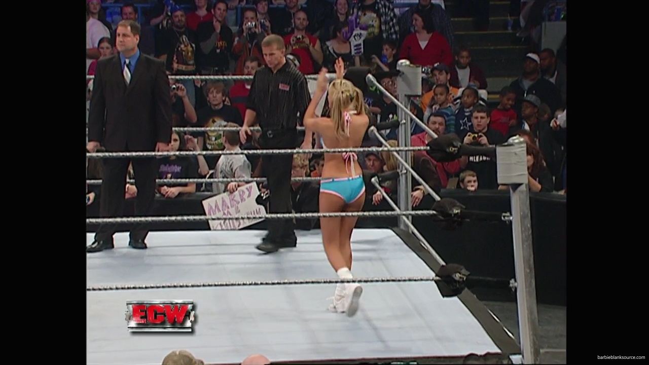 WWE_ECW_11_27_07_Kelly_vs_Layla_mp41657.jpg