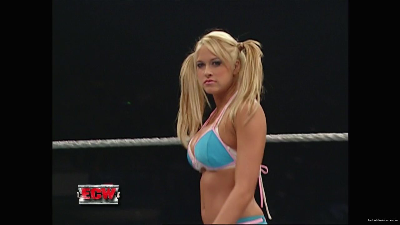 WWE_ECW_11_27_07_Kelly_vs_Layla_mp41673.jpg