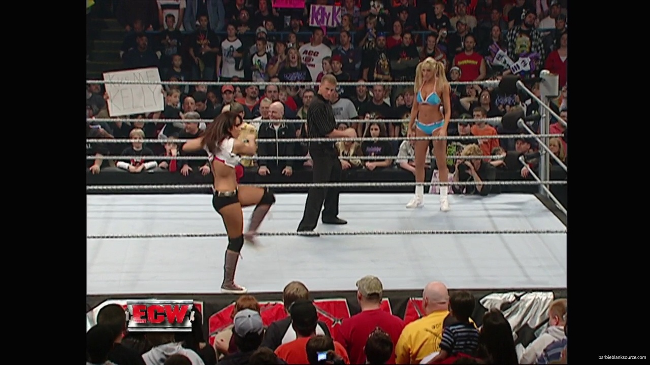 WWE_ECW_11_27_07_Kelly_vs_Layla_mp41679.jpg