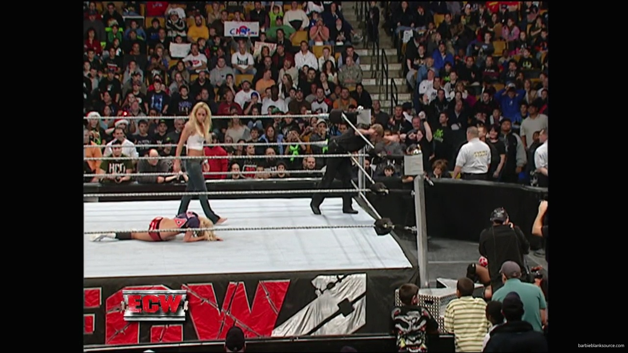 WWE_ECW_12_11_07_Kelly_vs_Layla_Victoria_mp42639.jpg